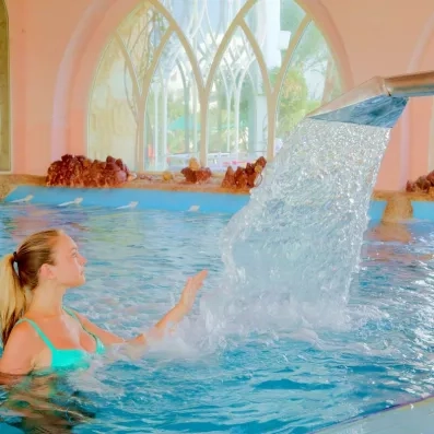 femme dans la piscine intérieure