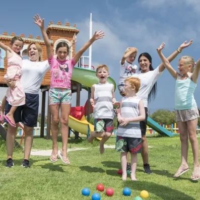 Animation enfants et club vacances avec aire de jeux au Mondi Club One Resort Jockey, idéal pour un séjour en famille.