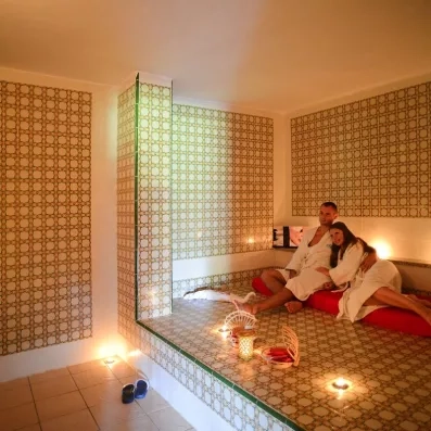 Espace bien-être et spa avec mosaïques traditionnelles au Mondi Club One Resort Jockey pour un séjour détente en Tunisie.