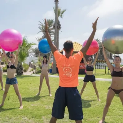 Séance d'aquagym ou gym douce avec ballons sur la pelouse du Mondi Club One Resort Jockey à Monastir.