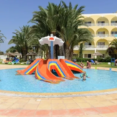 Piscine pour enfants avec toboggan pieuvre au Mondi Club One Resort Jockey à Monastir, idéal pour des vacances en famille en Tunisie.