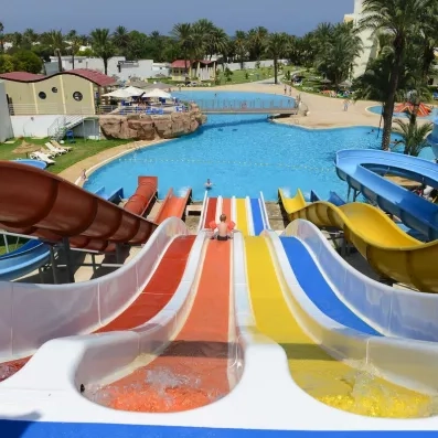 Vue de l'aquapark du Mondi Club One Resort Jockey à Monastir, parc aquatique pour des vacances en famille.