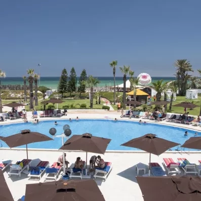 Piscine extérieure du Mondi Club One Resort Jockey à Monastir avec vue sur mer, idéal pour des vacances détente en Tunisie.