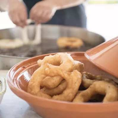 Chef préparant des pâtisseries tunisiennes traditionnelles (fricassés ou beignets) au buffet du Mondi Club One Resort Jockey Monastir.