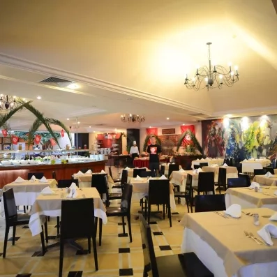 Grande salle de restaurant lumineuse et moderne avec buffets variés pour un séjour all inclusive au One Resort Jockey Monastir.