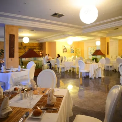 Grande salle de restaurant lumineuse et moderne avec buffets variés pour un séjour all inclusive au One Resort Jockey Monastir.