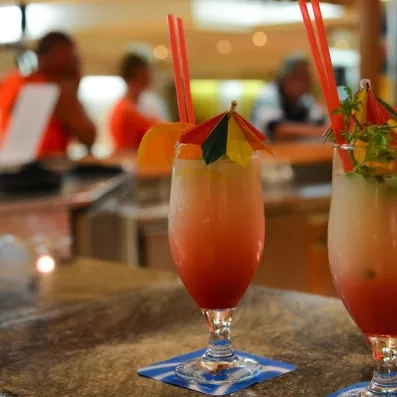 Cocktails rafraîchissants servis au bar de l'hôtel Mondi Club One Resort Jockey Monastir, parfait pour se détendre au bord de la piscine.