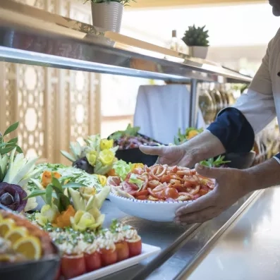 Large sélection de salades fraîches et buffets froids au restaurant de l'hôtel Mondi Club One Resort Jockey à Monastir.