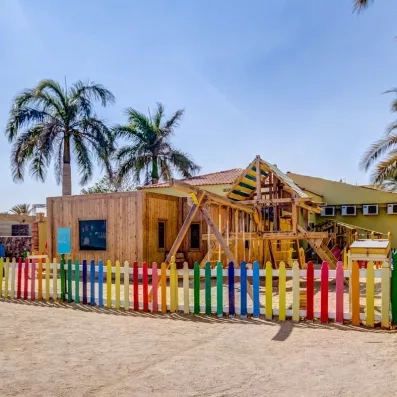 mini aire de jeux, cabane en bois sur sable fin, palmiers