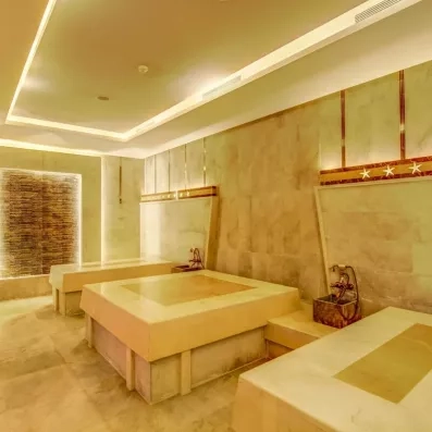 3 Tables de gommage en marbre au hammam, ambiance relaxante