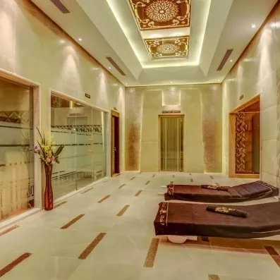 salle de repos au spa avec une ambiance calme et apaisante