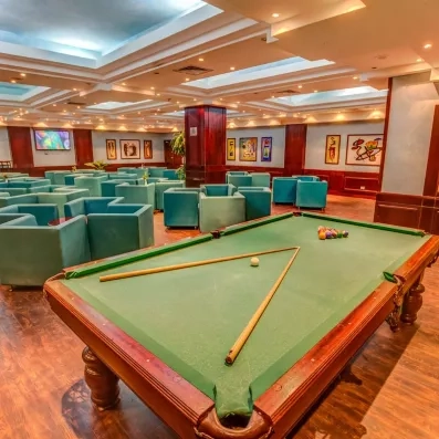café maure avec une table billard, chaises en vert & tables basses