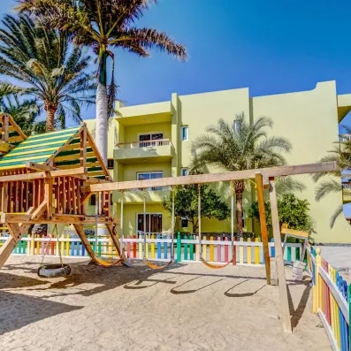 mini air de jeux pour les enfants avec balançoire, bâtiment de l'hôtel 