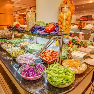 buffet du restaurant de l'hôtel avec crudités bien présentés dans des bowls