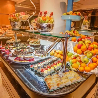 buffet du restaurant de l'hôtel, gâteaux et fruits