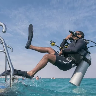 Plongeur sautant du bateau pour une session de plongée sous-marine sportive en mer Rouge, Egypte.
