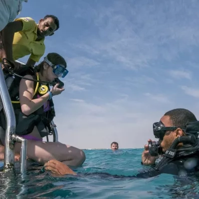 Initiation à la plongée sous-marine depuis un bateau de voyage pour touristes à Hurghada, Egypte.