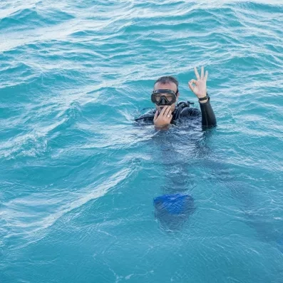 Plongeur effectuant le signe OK en mer Rouge durant une excursion tourisme au départ d'Hurghada.