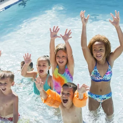 pataugeoire avec des enfants dans l'eau
