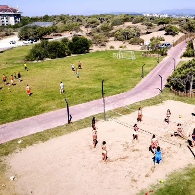 terrain de beach-volley dans le jardin de l'hôtel