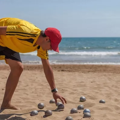 pétanque sur la plage vue sur la mer