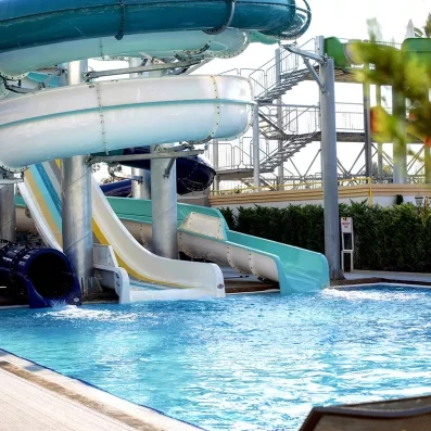 piscine extérieur avec des toboggans