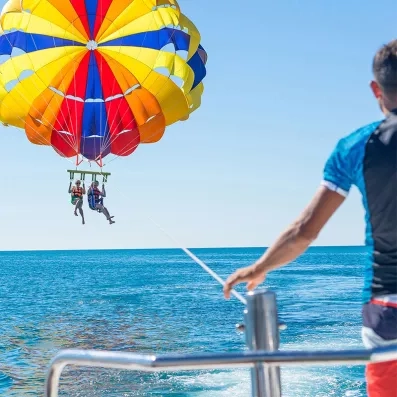 parachute ascensionnelle au-dessus de la mer