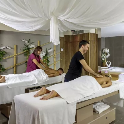 espace de détente avec des tables de massages