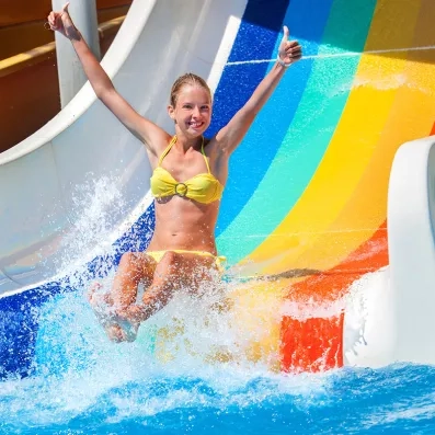 piscine avec un toboggan