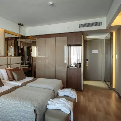 chambre avec deus lits simples avec un dressing