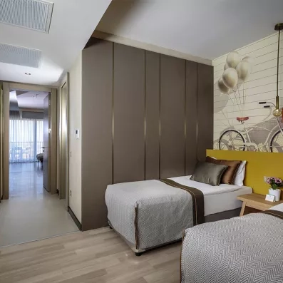 chambre avec deux lits simples