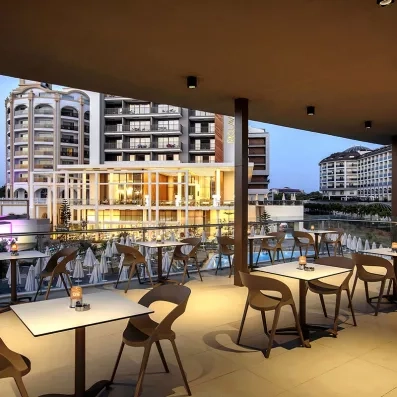 bar sur la terrasse de l'hôtel au coucher du soleil