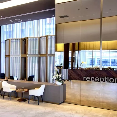 hall d'entrée avec comptoir de réception