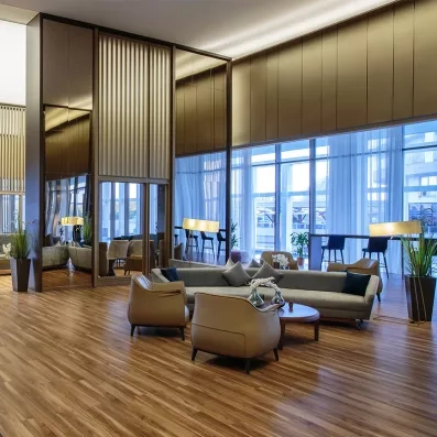 hall d'entrée de l'hôtel avec fauteuils 