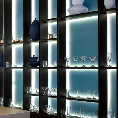 vue du mur avec un meuble de décoration avec de la vaisselle en verre