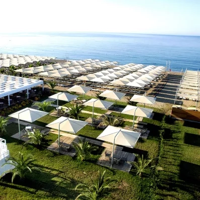 vue de la plage avec transats et parasols