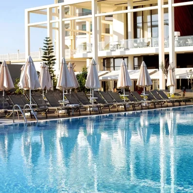 piscine extérieur avec transats et parasols