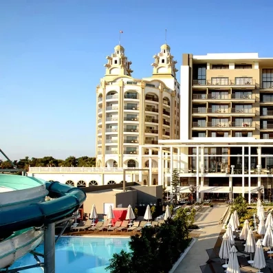 piscine avec vue sur la façade de l'hôtel