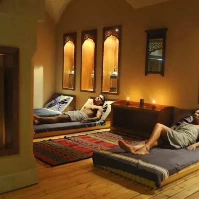 Clients se relaxant sur des méridiennes dans une ambiance zen et authentique au Royal Thalassa Monastir.