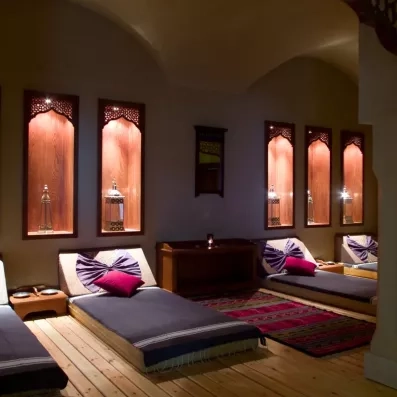 Salle de repos tamisée avec lits de relaxation et alcôves traditionnelles tunisiennes au Royal Thalassa Monastir.