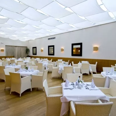 Salle de restaurant lumineuse sous verrière drapée blanche au Royal Thalassa Monastir