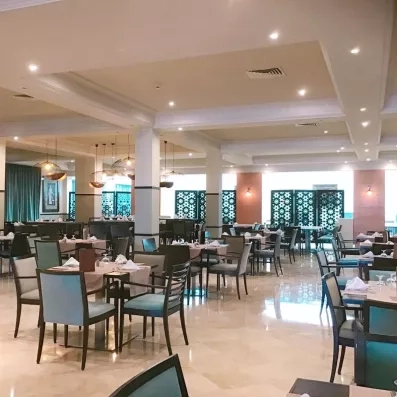 Grand restaurant intérieur élégant avec mobilier moderne et décoration raffinée à l'hôtel Royal Thalassa Monastir.