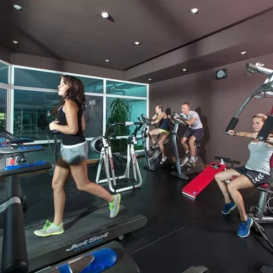 Clients s'entraînant dans la salle de sport moderne de l'hôtel Sahara Beach à Monastir, Tunisie.