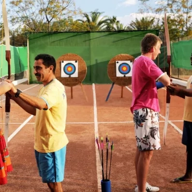 Séance d'initiation au tir à l'arc encadrée par des animateurs à l'hôtel Sahara Beach Monastir.