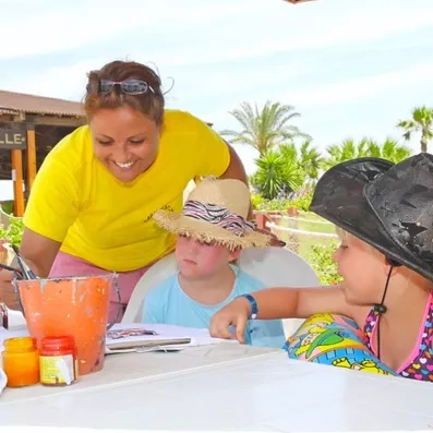 Atelier de peinture et activités créatives pour enfants avec une animatrice au Sahara Beach Monastir.