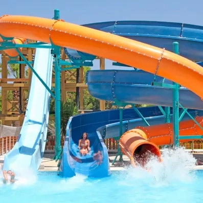 Vacanciers glissant sur les toboggans de l'aquapark de l'hôtel Sahara Beach à Monastir.