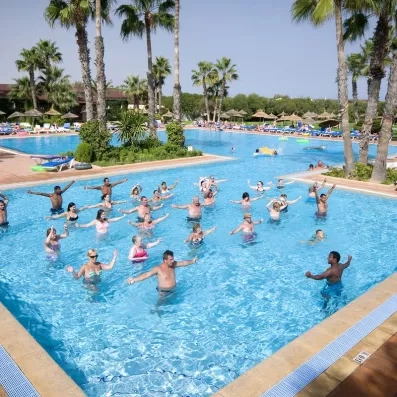 Séance d'aquagym collective dans la grande piscine extérieure du club de vacances Sahara Beach Monastir.