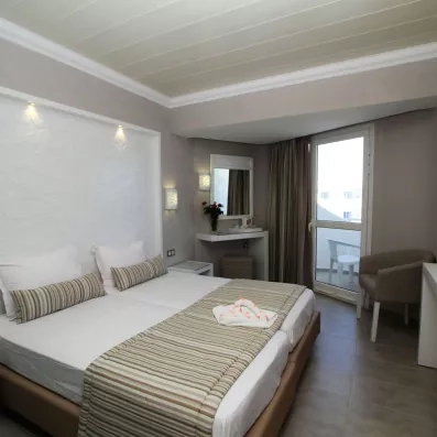 Chambre double élégante avec balcon et décoration orientale moderne à l'hôtel Sahara Beach Monastir en Tunisie.