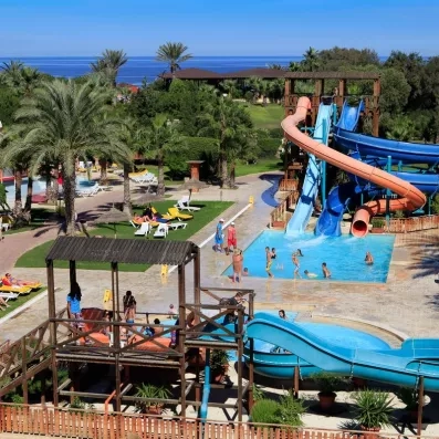 Toboggans aquatiques colorés et piscines extérieures du Sahara Beach Aquapark pour un séjour familial à Monastir.