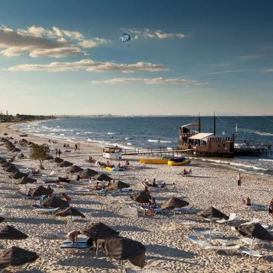 Plage de sable fin et activités nautiques au Sahara Beach à Monastir au bord de l'eau.